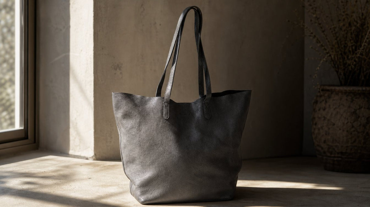 Leren shopper half in fel zonlicht en half in de schaduw