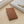 Beocca Argyle kaarthouder in cognac leer op een eiken bureau