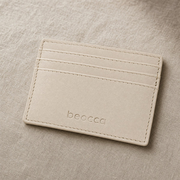 Detail van de pasvakken en het gedeboste logo van de Beocca Seth pasjeshouder in beige
