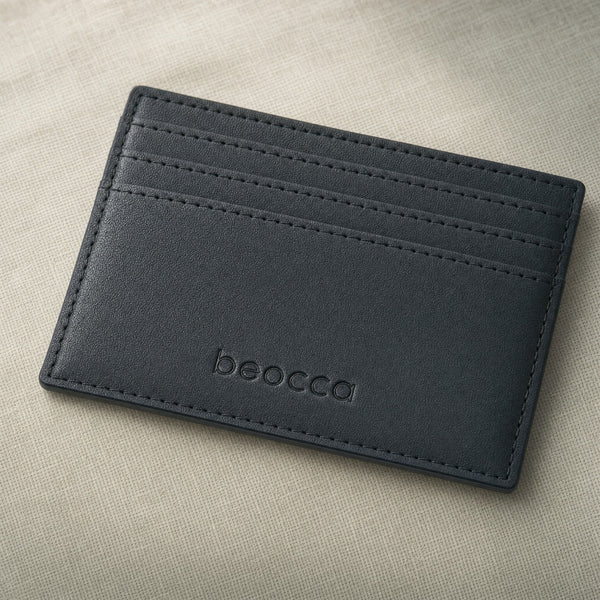 Detail van de pasvakken en het gedeboste logo van de Beocca Seth pasjeshouder in zwart