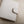 Detail van de sluitlip en het gedeboste logo van de Beocca Aris portemonnee in beige