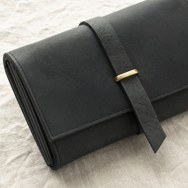 Detail van de leren sluitband met messing ring van de Beocca Yarra antraciet