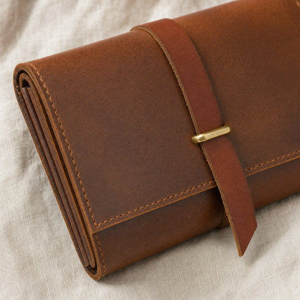 Detail van de leren sluitband met messing ring van de Beocca Yarra