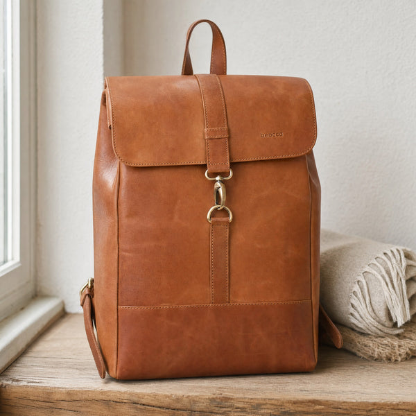 Beocca Bryce rugzak 17 inch in cognac leer op een eiken vensterbank