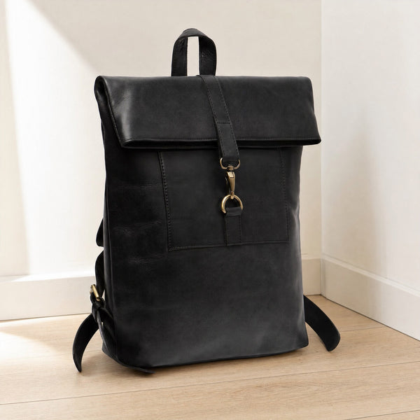 Beocca Cleo rugzak 14 inch in glad zwart leer in een licht interieur