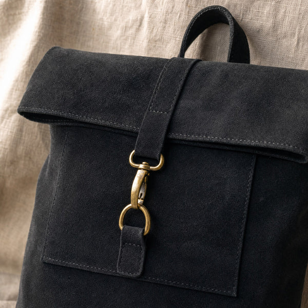 Detail van de messing musketonsluiting van de Beocca Cleo in zwart suede