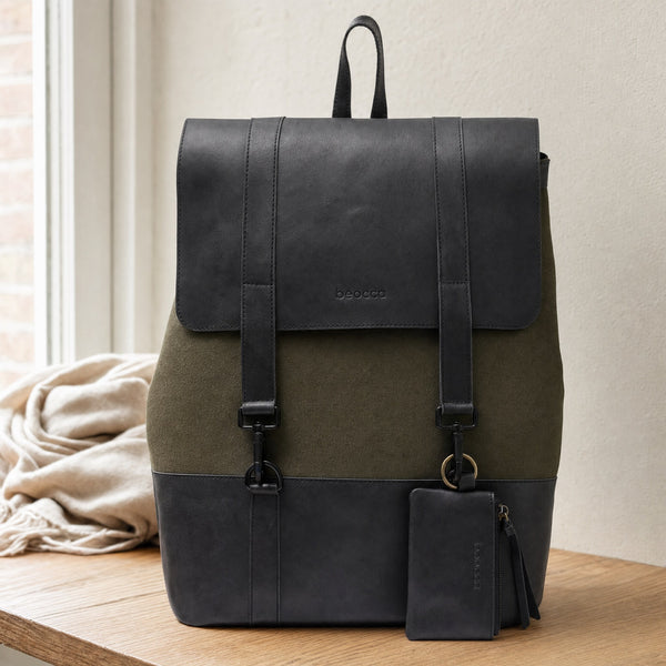 Beocca Finn rugzak 17 inch in groen canvas met zwart leer op een eiken vensterbank