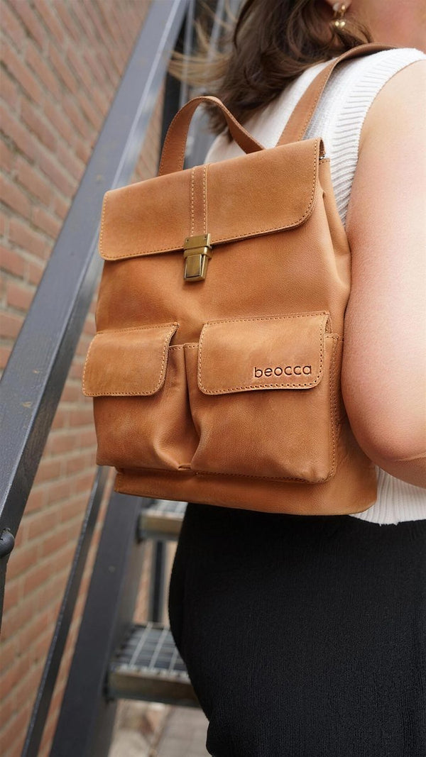 Beocca Lorne rugzak in cognac leer, gedragen op de rug