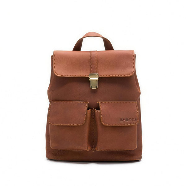 Beocca Lorne rugzak in cognac leer, vooraanzicht met gespsluiting en twee voorvakken