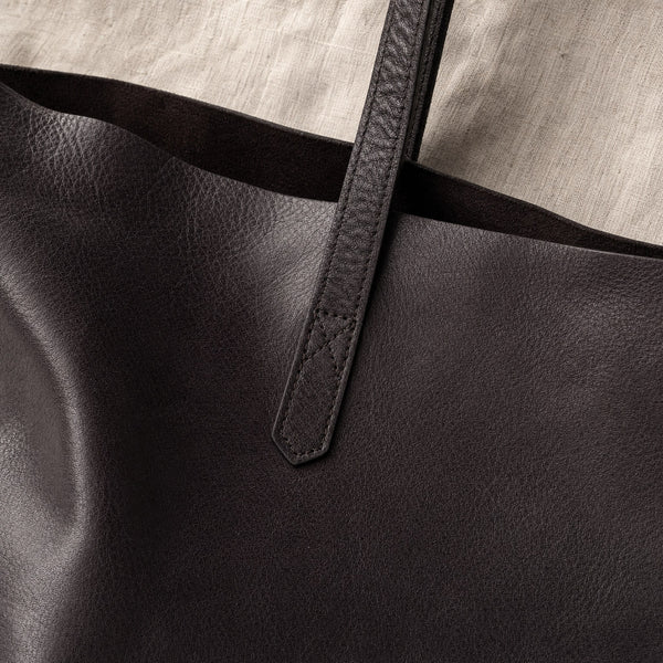 Detail van het gestikte hengsel van de Beocca Mira shopper in donkerbruin leer