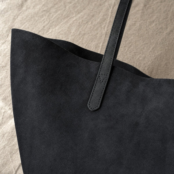 Detail van het gestikte hengsel van de Beocca Mira shopper in zwart suede