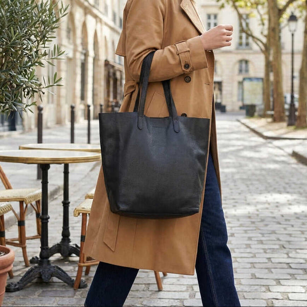 Leren shopper Mira gedragen – onderdeel van Leren shopper Mira + leren portemonnee Yarra